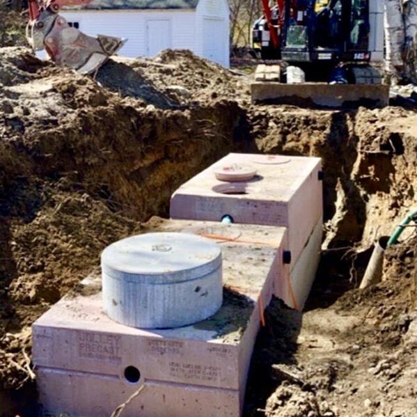 Concrete septic tank with pump chamber reservoir